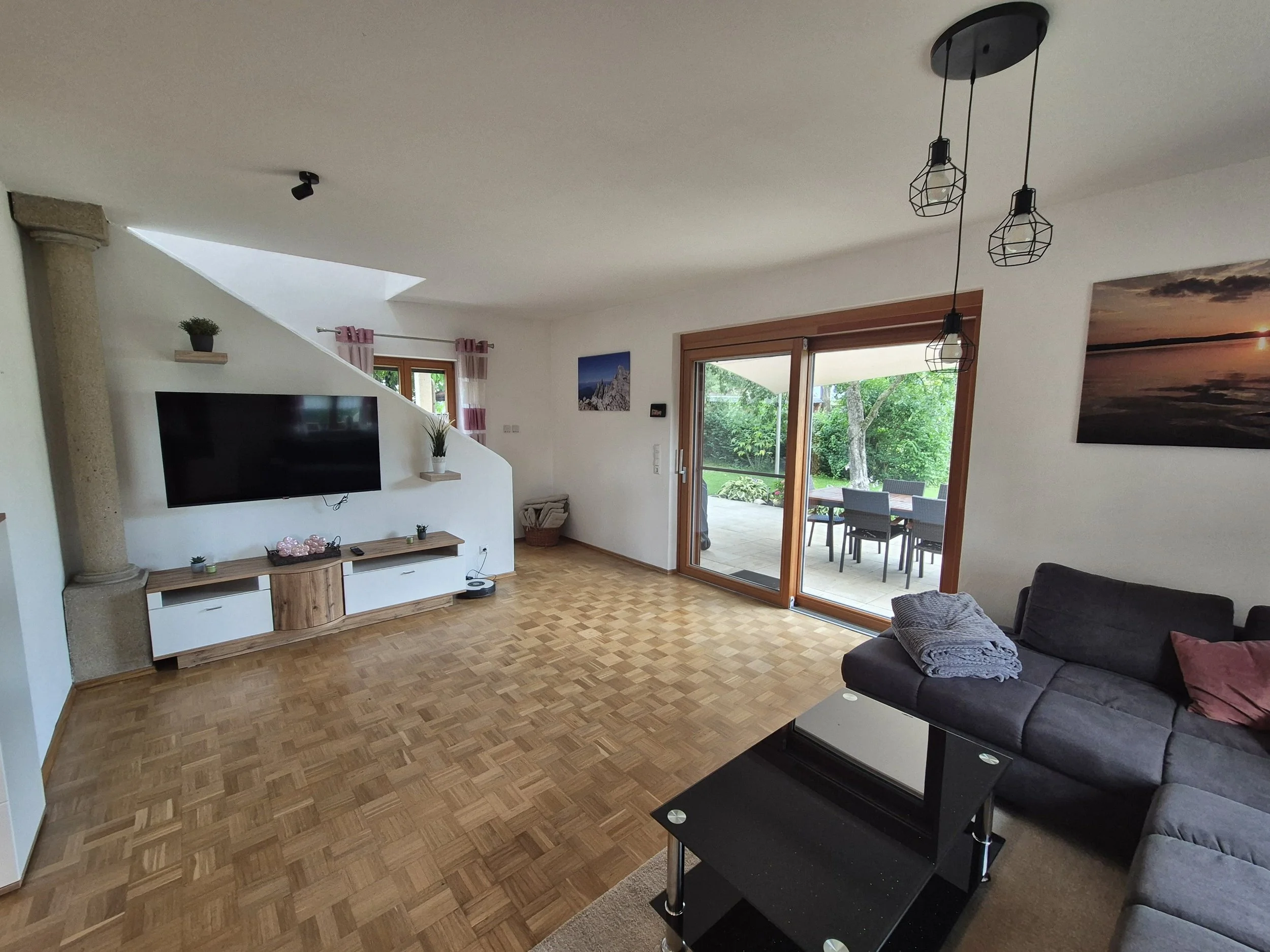 Wohnzimmer mit Flachbild TV.jpeg