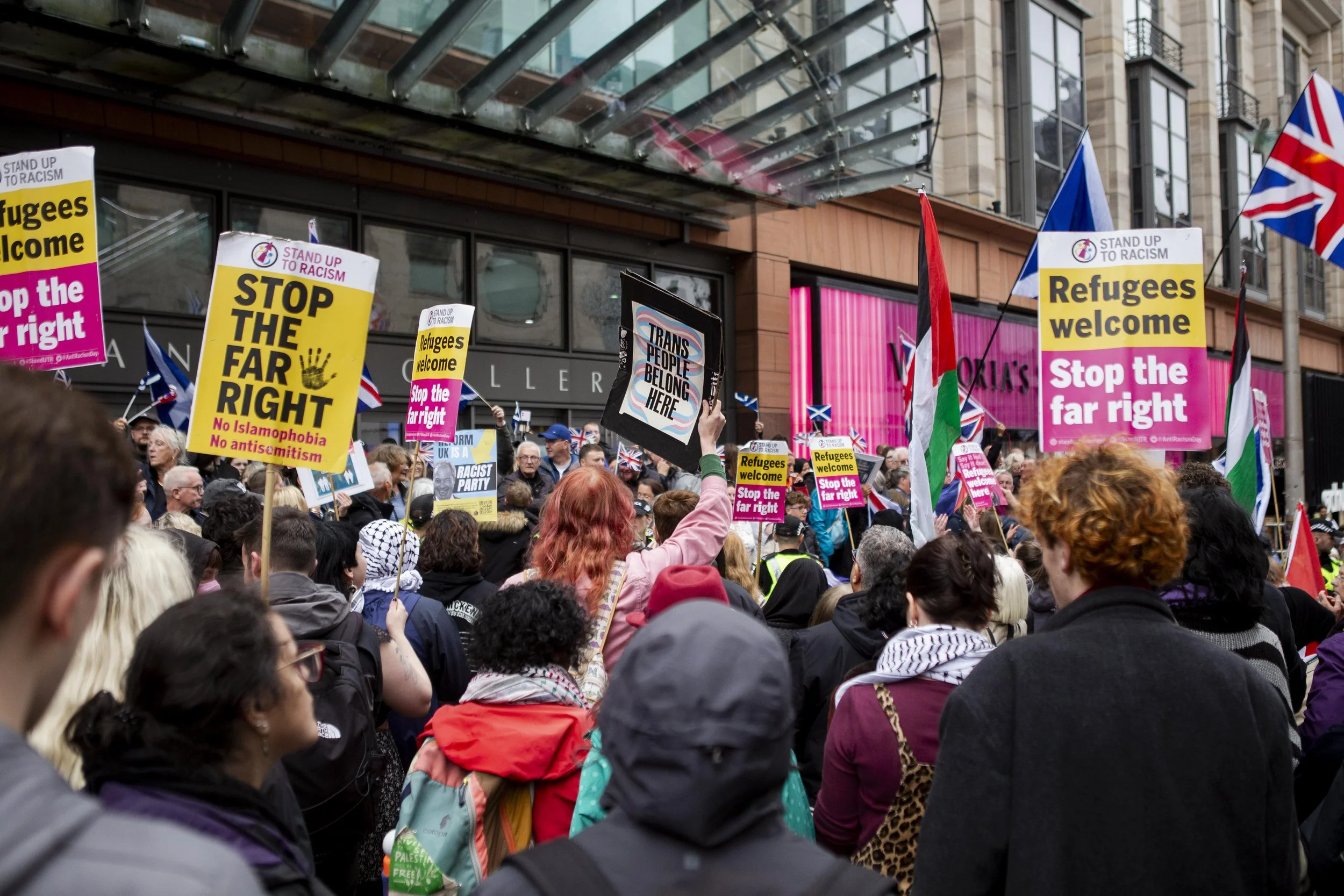 Stand Up to Racism protesters clash with demonstrators on Buchanan Steps amid a tense standoff during the nationwide “Great British National Strike” on May 24, a movement widely characterised as opposing asylum seekers arriving in the UK by boat.
