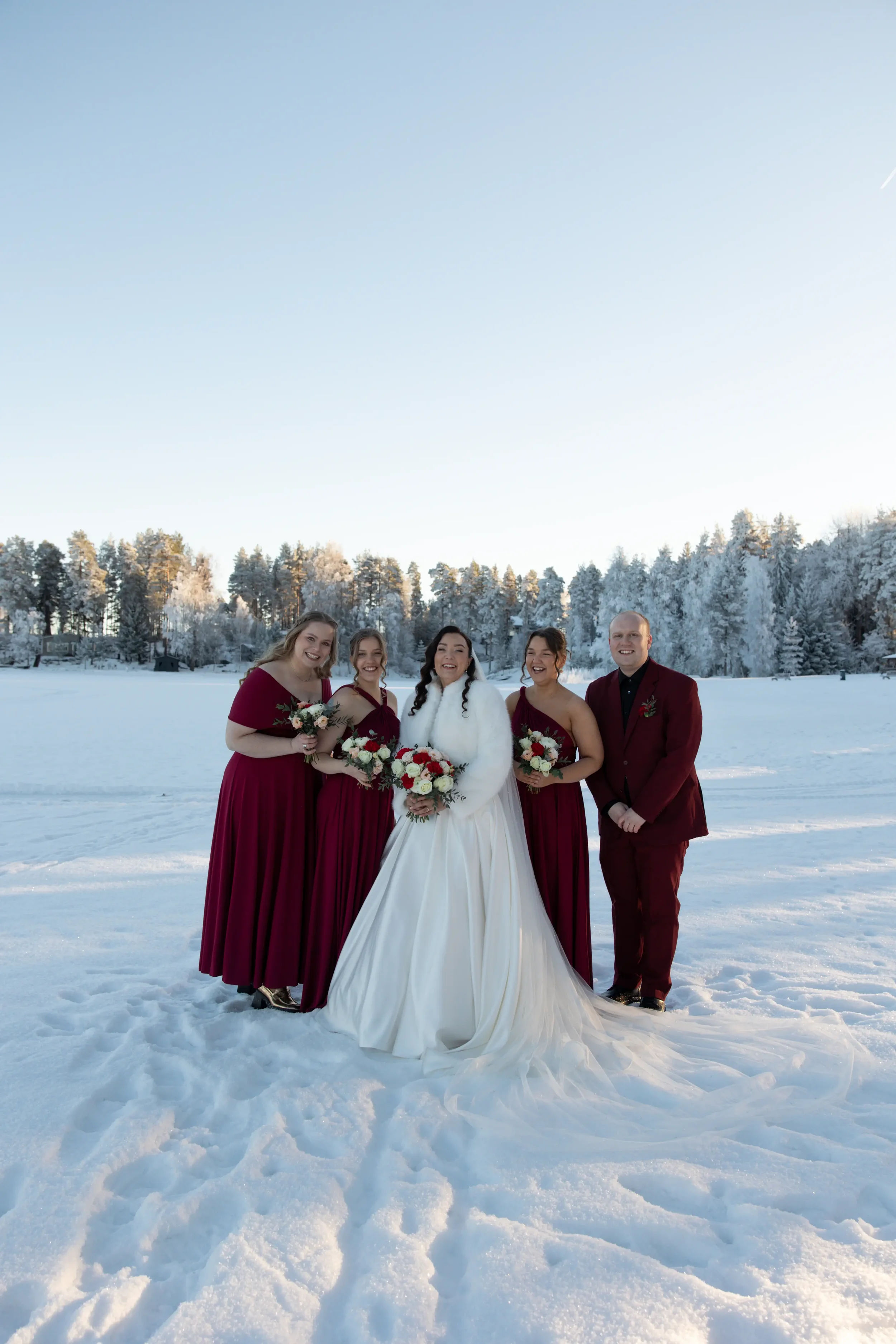 Morsian ja neljä kaasoa talvisessa, lumisessa maisemassa. Hääkuvaaja Tampere.
