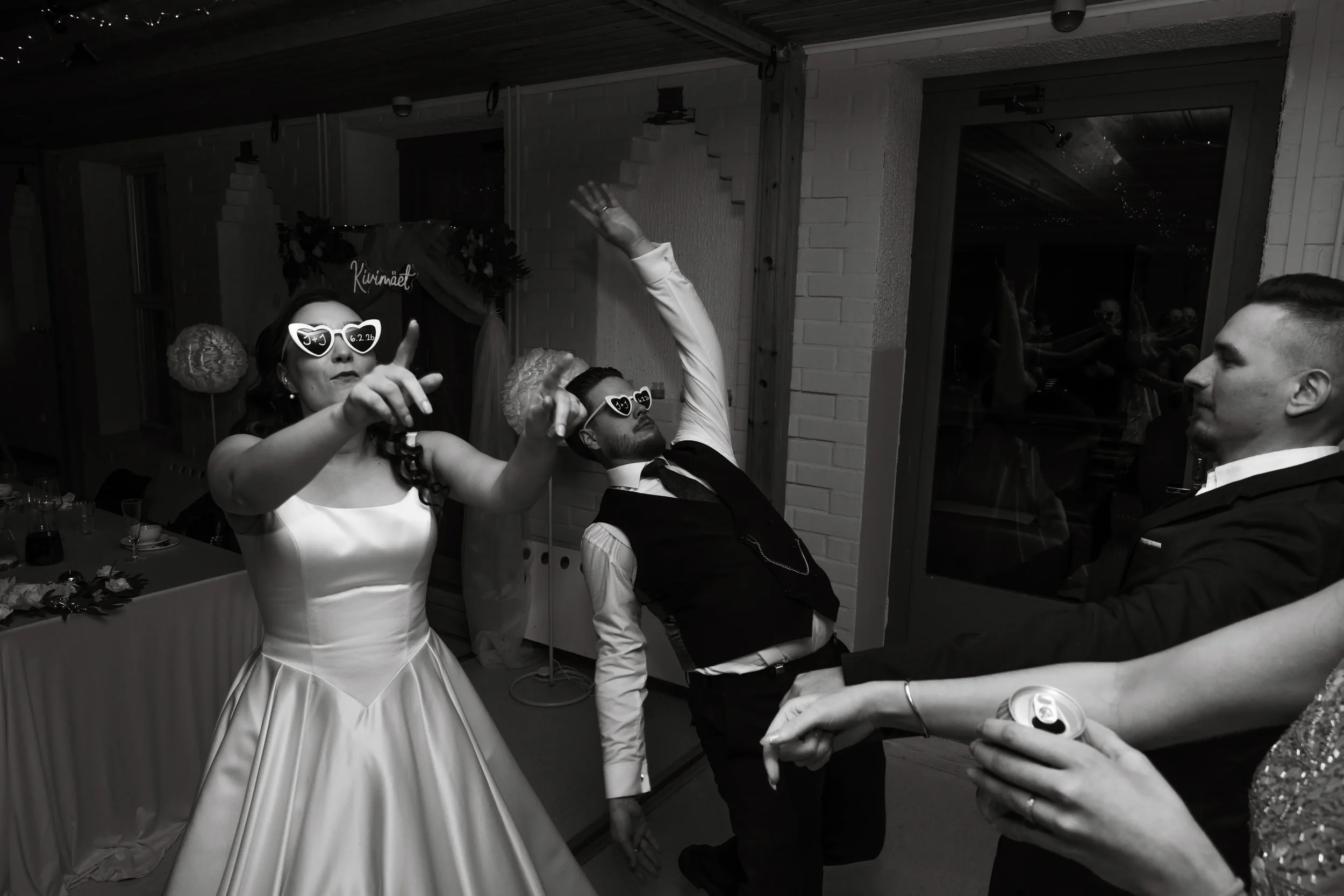 Hääjuhla, hääpari ja vieraat tanssivat ja nauttivat musiikista, juhlatila koristeltu. Hääkuvaus Tampere.