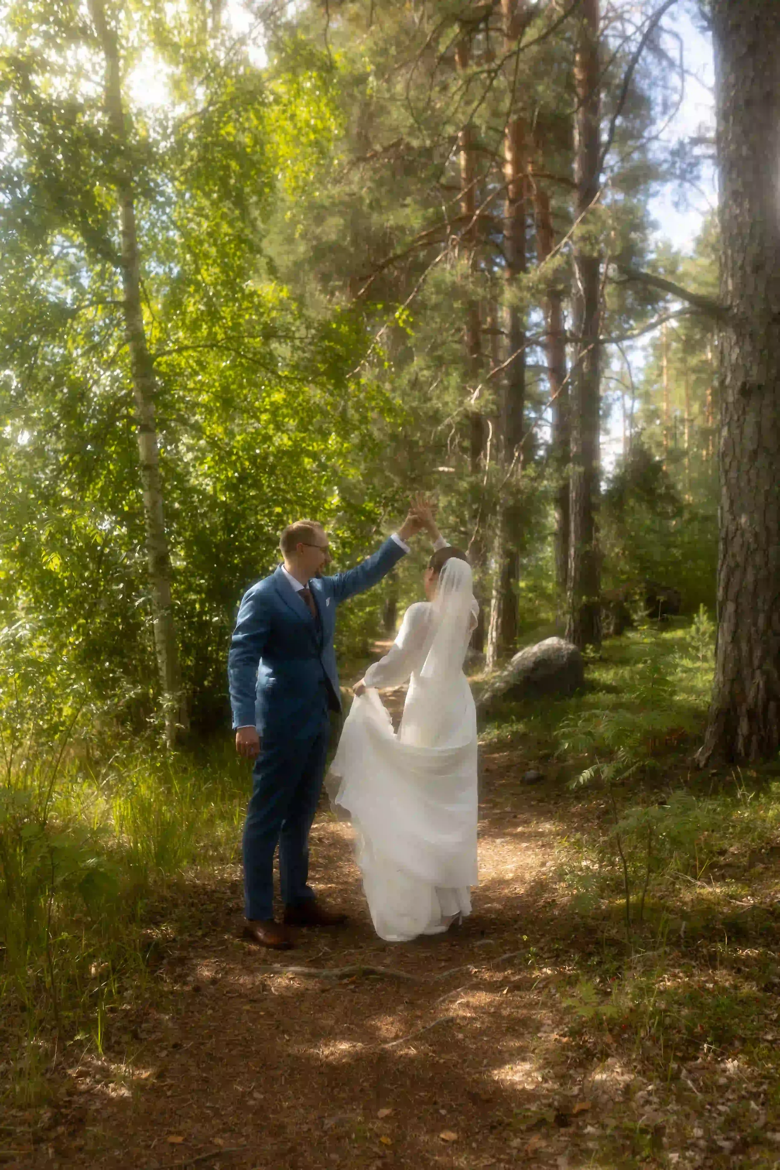 Hääpari tanssii metsässä