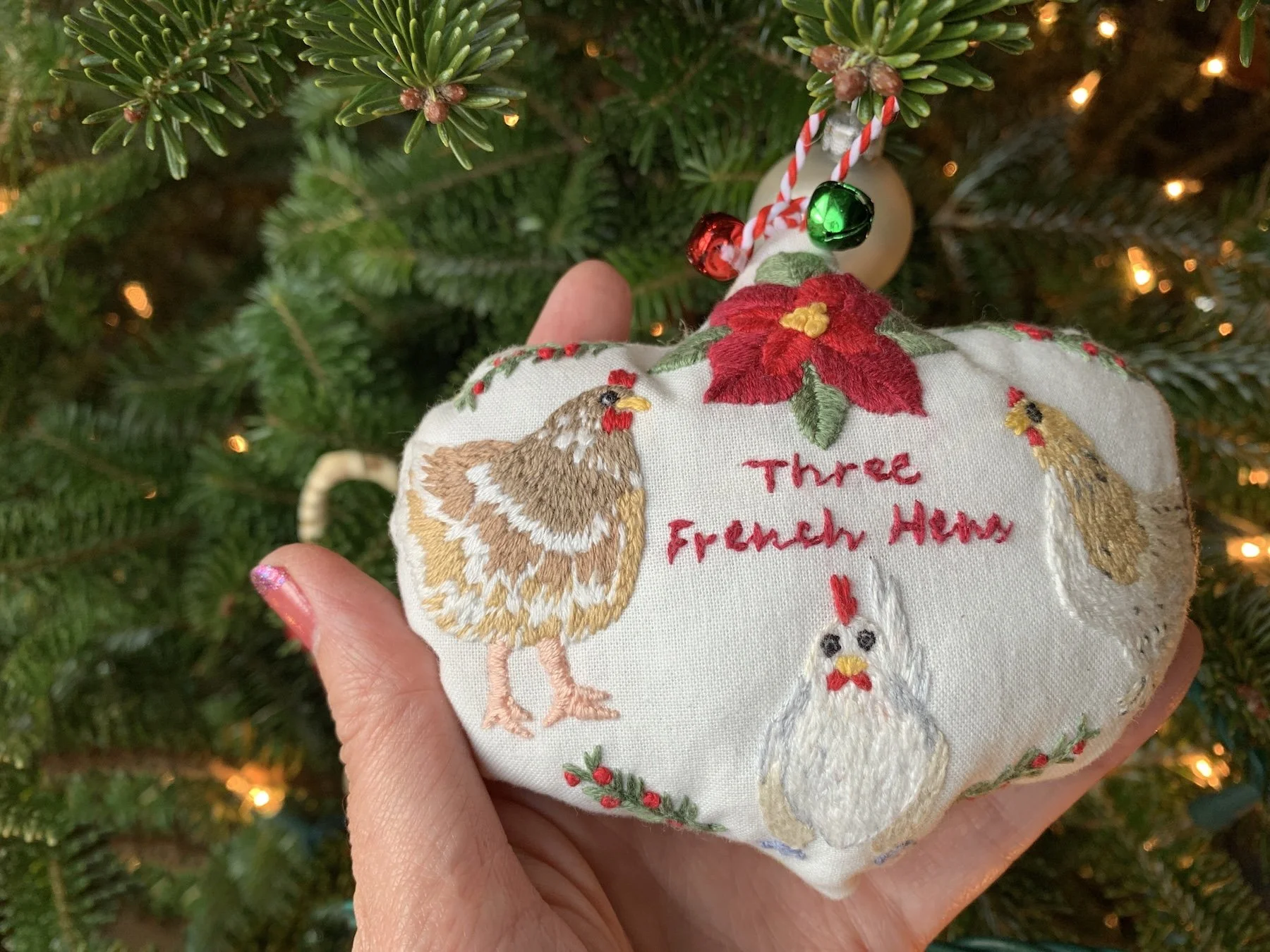 “Three French Hens”-DIY embroidery ornament / Holiday art hoop (Part 1: Stitching the hens &amp; winter berries)