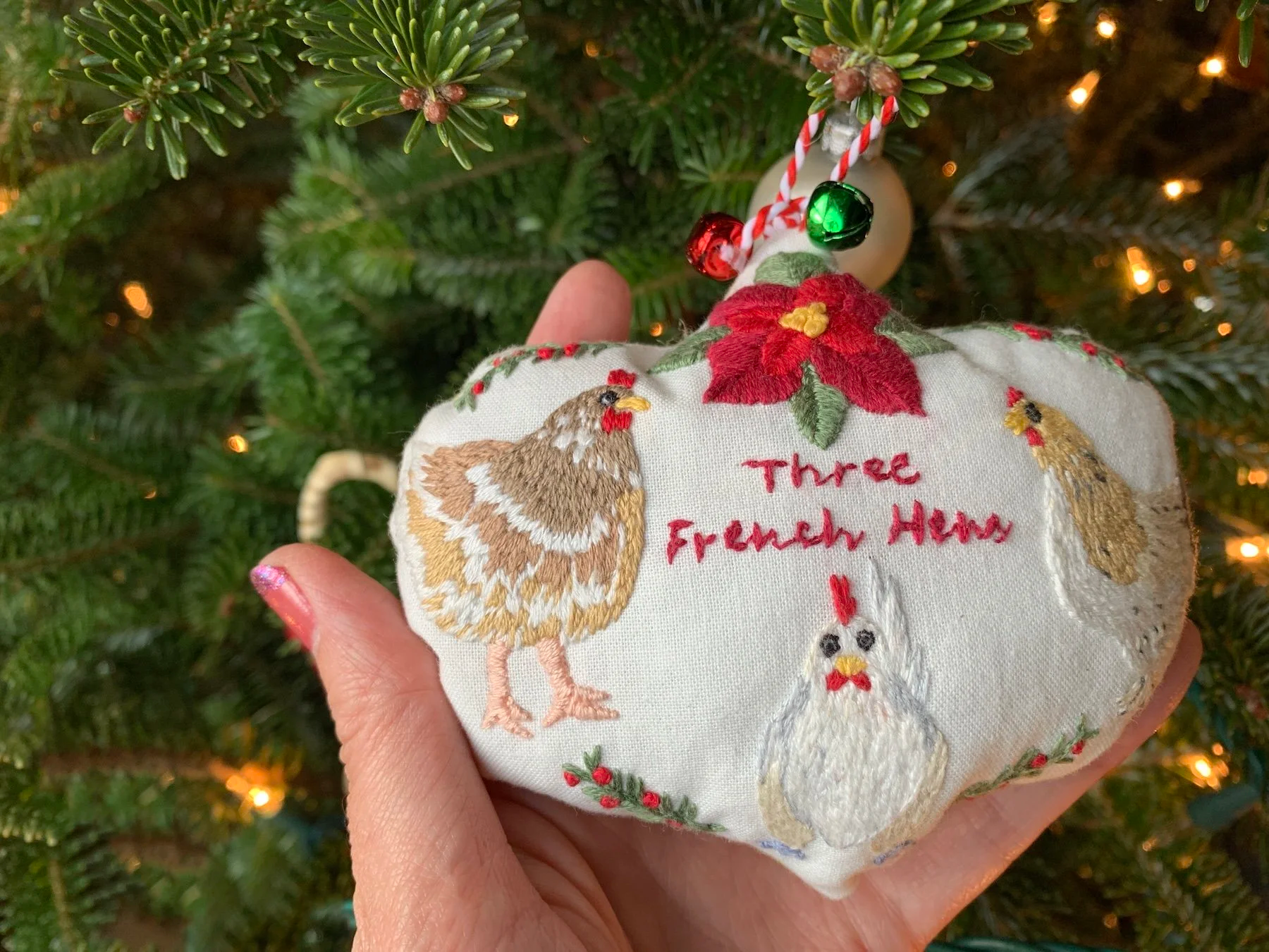 DIY+holiday+hand+embroidery+ornament+printable+design+closeup.png