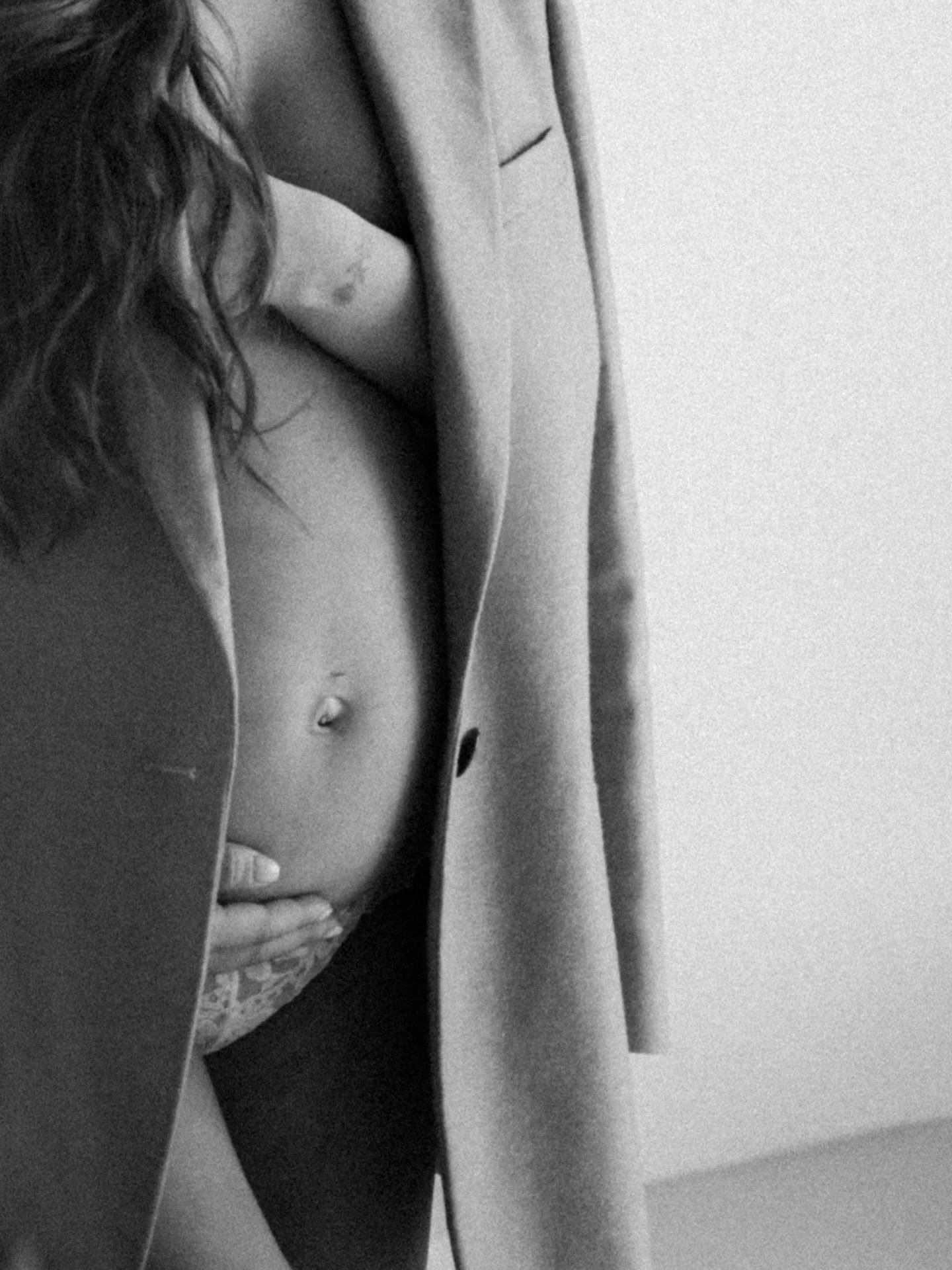 Soms zit de kracht in de kleinste details. ✨
Een zachte ronding, een hand die rust, het leven dat groeit, dat zijn de momenten die ik vastleg in editorial zwangerschapsfotografie. Close-up, intiem en tijdloos, zodat het gevoel van dit bijzondere mome