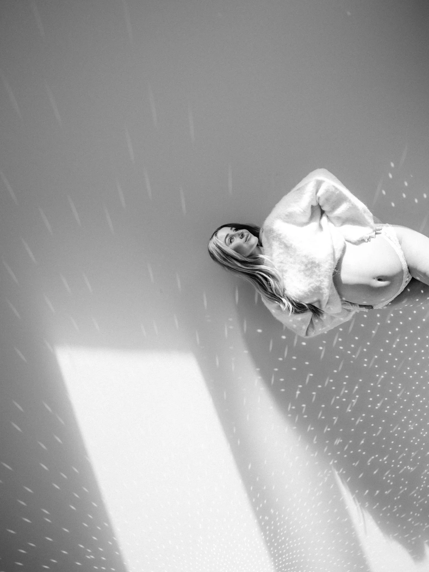 Elke keer wanneer ik een maternity shoot mag doen, voel ik weer waarom dit mijn favoriete werk is.
Deze fase, jouw lichaam dat een nieuw leven draagt, de kracht, kwetsbaarheid , de verandering, het is z&oacute; uniek. En voordat je het weet, is het v