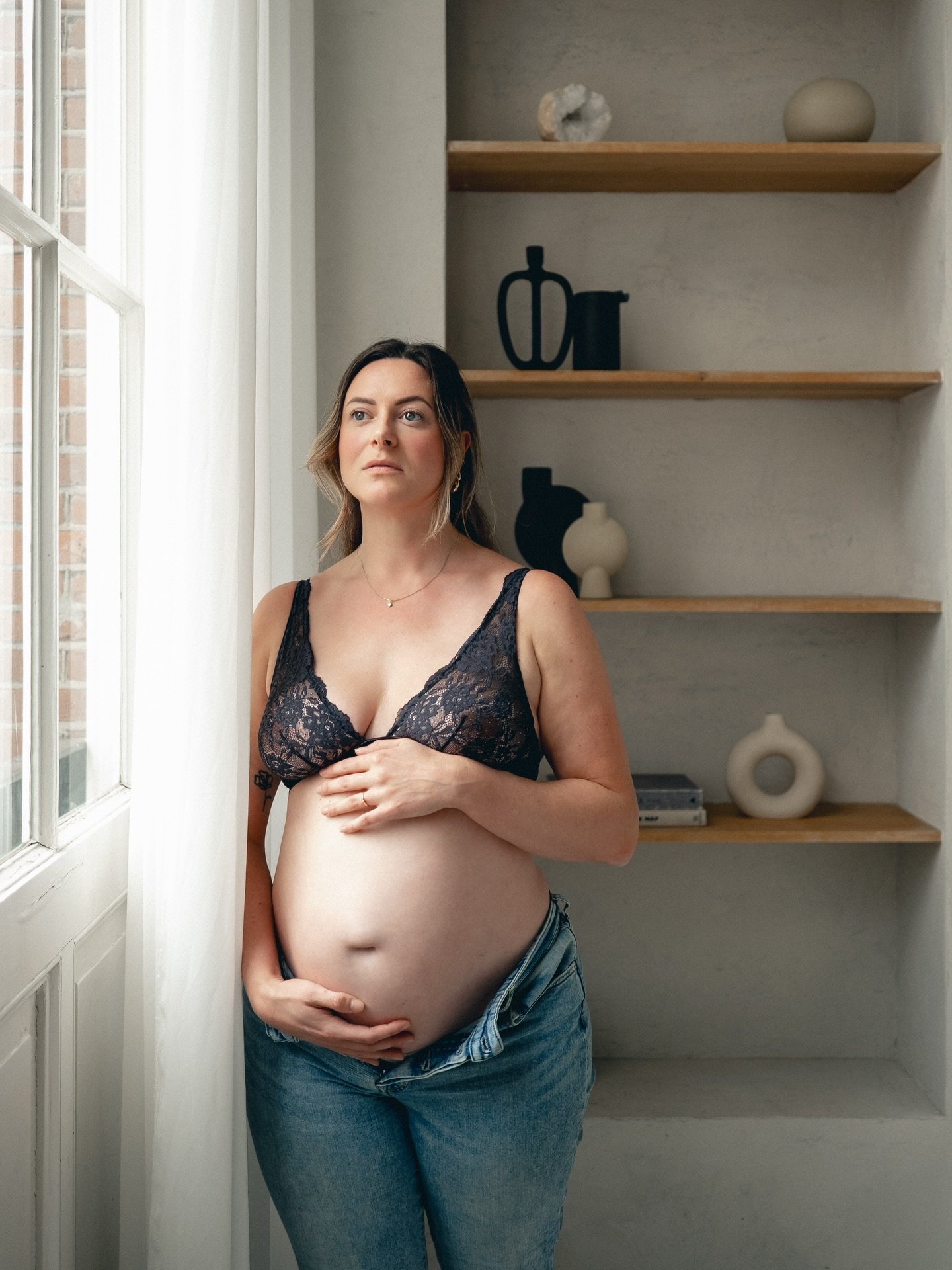 Zwanger zijn&hellip; het is zo&rsquo;n bijzonder hoofdstuk in je leven.
Je lichaam verandert, je blik verandert, en ergens tussen die kleine schopjes en die stille momenten groeit een nieuw leven, &eacute;n een nieuwe versie van jezelf.

Een maternit