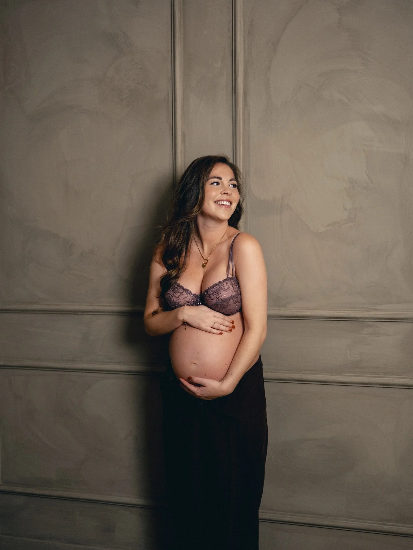 Zwanger zijn&hellip; zo&rsquo;n magische fase.
Je lichaam verandert, er groeit een klein wonder in je, en ergens tussen al die eerste schopjes, je groeiende buik en de nieuwe stilte in jezelf, ontstaat iets dat je nooit meer opnieuw beleeft.

Een mat