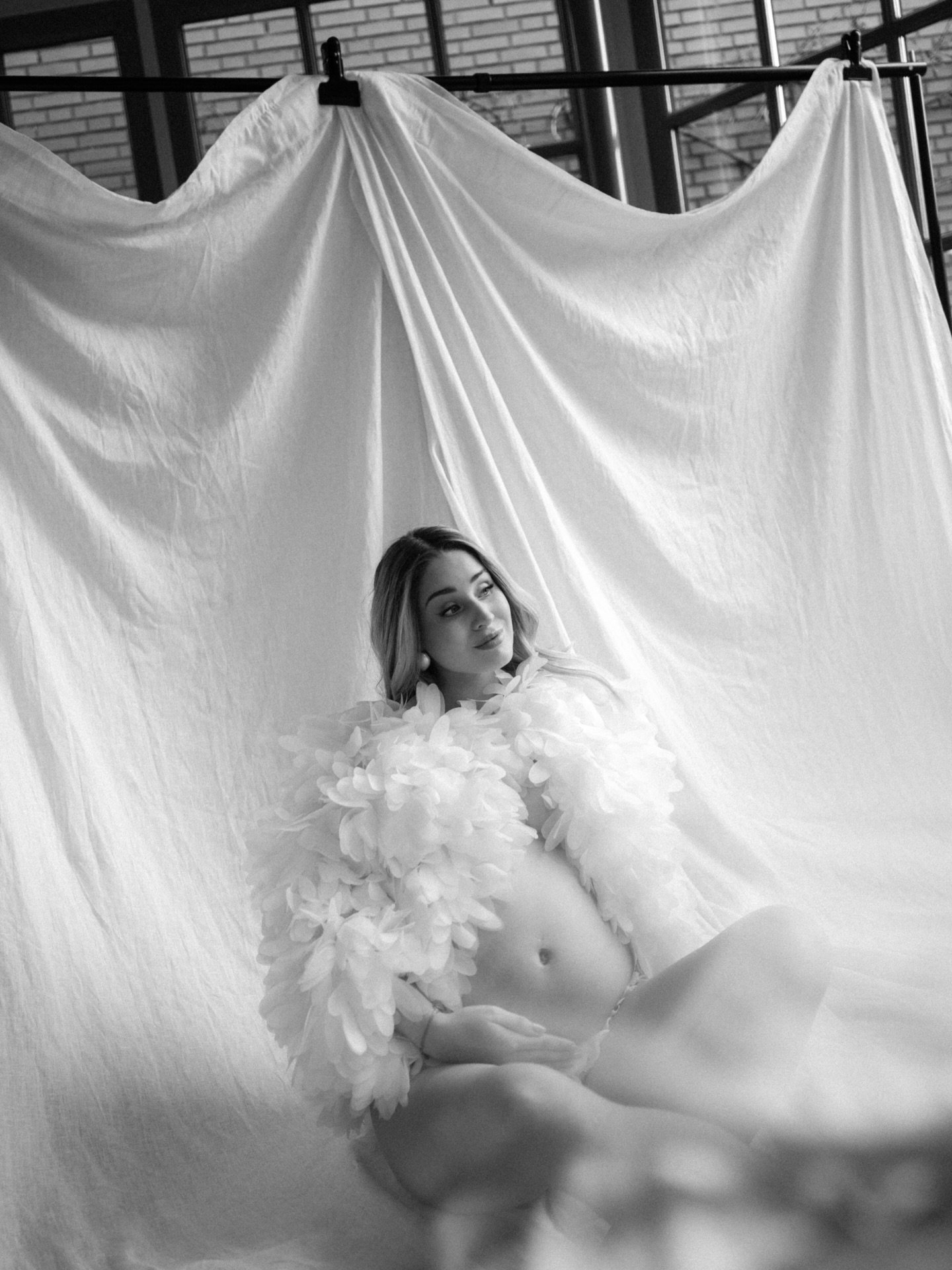 Zwanger zijn is zo&rsquo;n fase waarvan je soms pas later beseft hoe bijzonder ze was.
Je lichaam dat verandert, die rust en kracht tegelijk, die zachte glow die je hebt.

Tijdens een maternity shoot zie ik het elke keer weer:
hoe puur je bent, hoe m