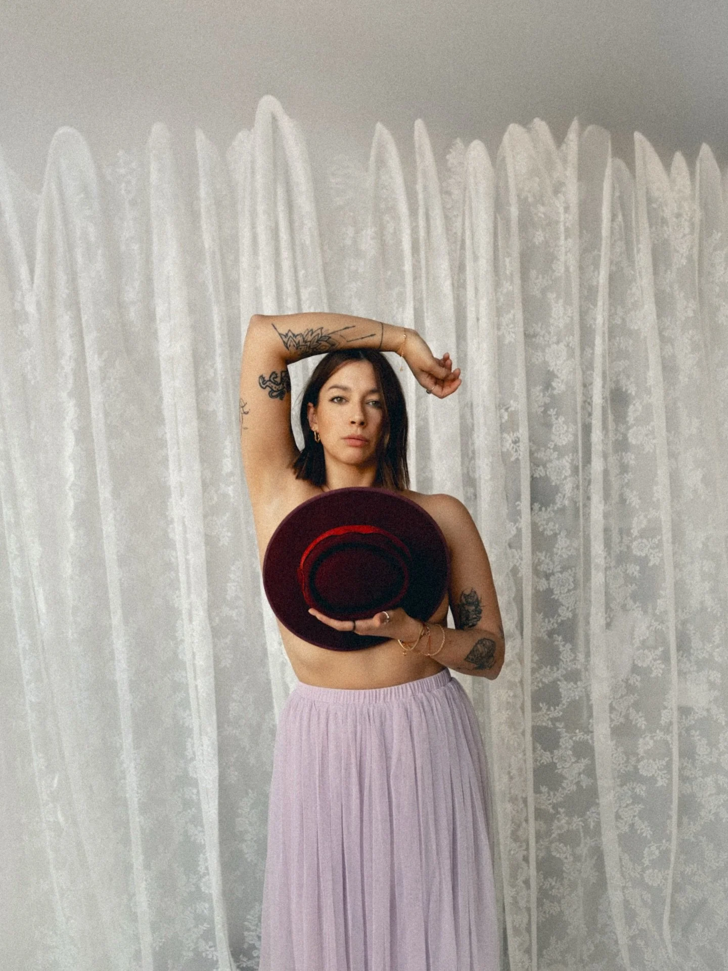 Afgelopen weekend kroop ik zelf voor de camera. 

Ik bouwde een kleine studio in mijn city loft, in eerste instantie om te kijken of ik ook hier shoots kon plannen, maar al snel ging de creativiteit stromen. Uiteindelijk ben ik het hele weekend aan h