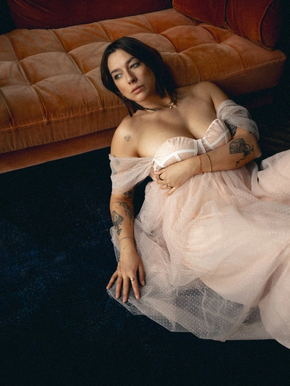 Ge&iuml;nspireerd door de nieuwe Wuthering Heights.
Niet door de heide. Niet door de open velden.

Maar door de kostuums. En door dat onrustige gevoel onder de oppervlakte.

Ik ben niet zo van de perfecte lach.
Of het &ldquo;kijk eens lief in de came