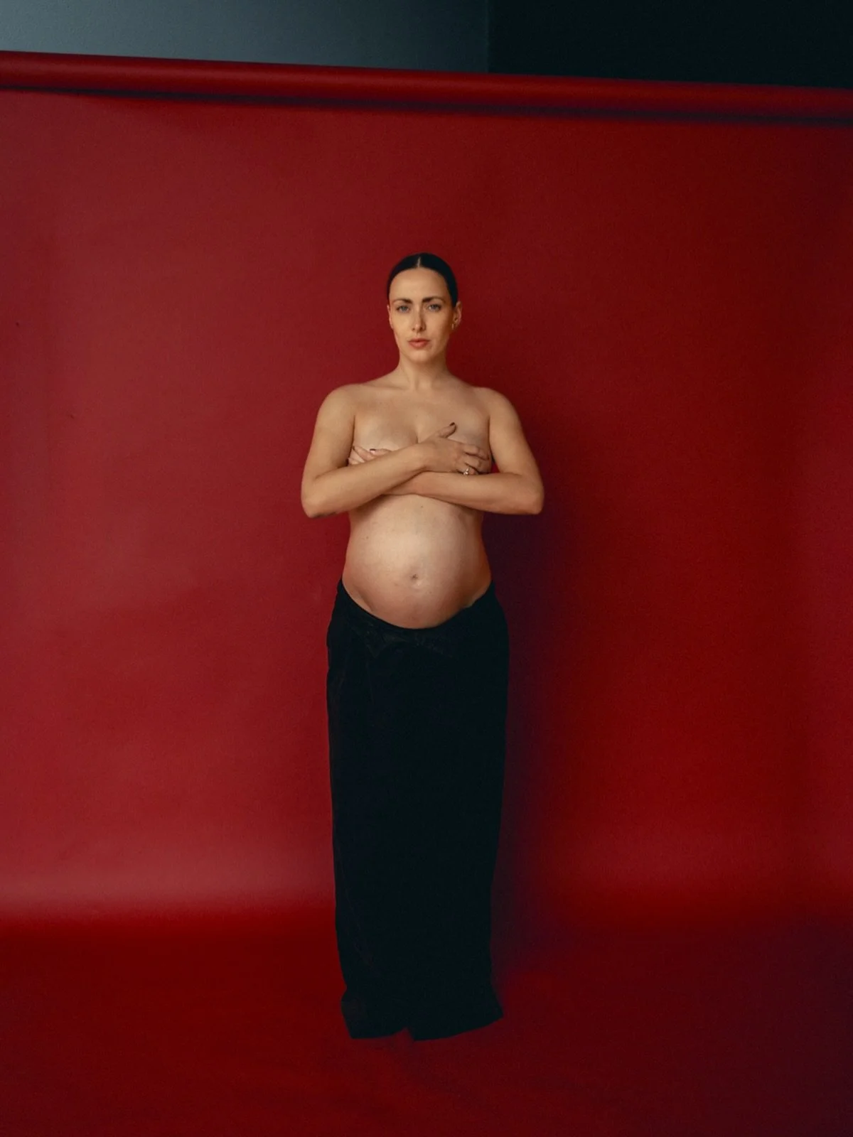 Dit is rood.
Dit is kracht.
Dit is een lichaam dat leven draagt en daar niet klein voor gaat staan.

Waarom zou zwangerschap alleen zacht mogen zijn?

Ik hou van beelden die binnenkomen.
Die ruimte innemen.
Die niet fluisteren maar kijken.

Moedersch