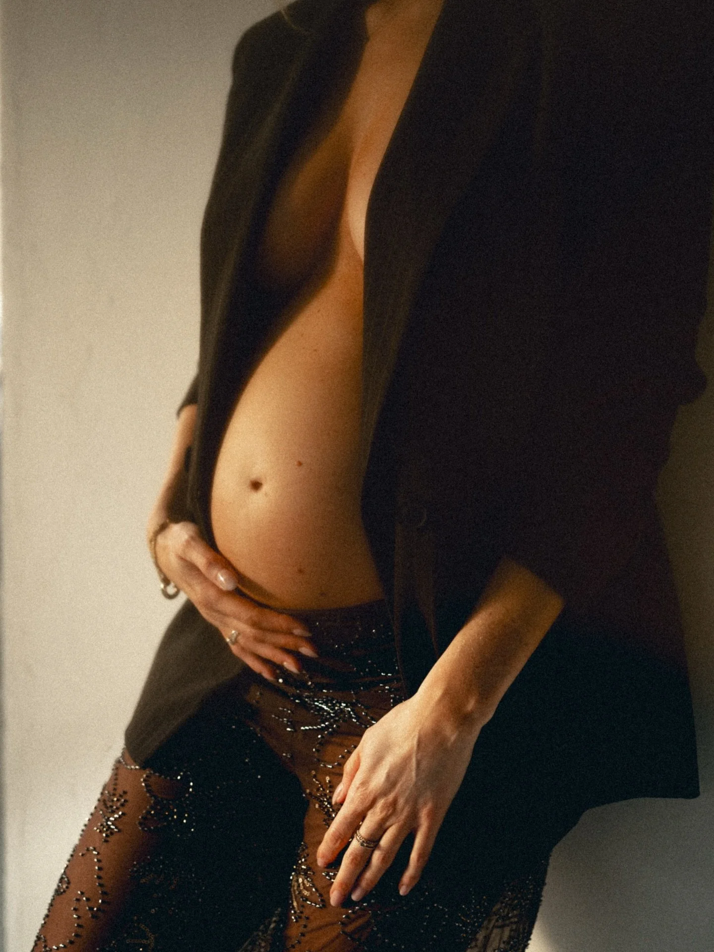 Zwanger zijn, maar niet zoals je het gewend bent te zien.

Geen standaard beelden.
Geen zachte clich&eacute;s.

Maar kracht.
Vrouwelijkheid.
Presence.

&mdash;

Mother&rsquo;s Day sessions zijn nu te boeken
(beperkte plekken)

#zwangerschapsfotograaf