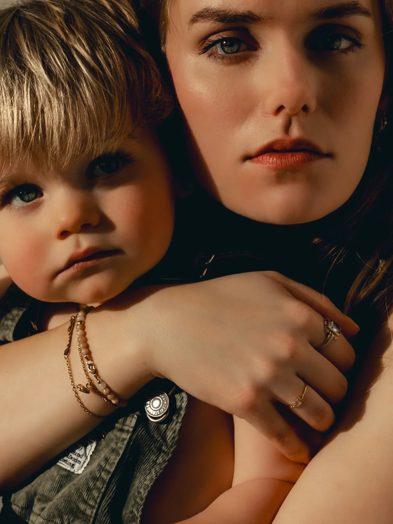 Er zit zachtheid in het moederschap.
In hoe je vasthoudt, beschermt, dichtbij blijft.

Maar vergis je niet.

Kijk hoe ze staat.
Hoe ze niet wijkt.
Hoe haar aanwezigheid de ruimte vult, zonder dat ze daar moeite voor hoeft te doen.
Dit is geen zachthe