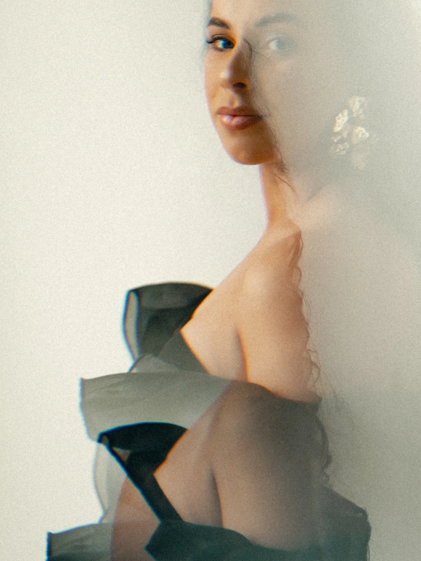 Daar waar iets wegvalt,
ontstaat iets.

in hoe een lichaam half zichtbaar is,
maar je precies voelt hoe ze daar staat 
zeker, aanwezig, zonder twijfel.

alsof kracht niet zit in zichtbaar zijn,
maar in jezelf niet meer verbergen.
niet meer aanpassen.