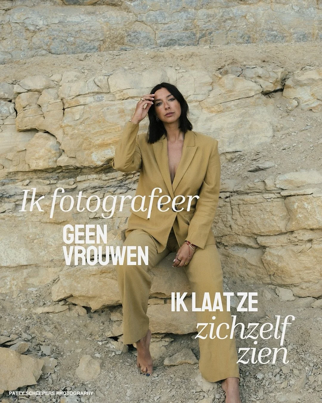 Ik ben Patty. Female empowerment fotograaf.

En eerlijk?
Ik heb me lang klein gehouden.

Aangepast.
Getwijfeld.
Mezelf minder laten zien dan ik eigenlijk wilde.

Tot ik besefte
dat kracht niet zit in perfect zijn

maar in jezelf durven dragen

ook al