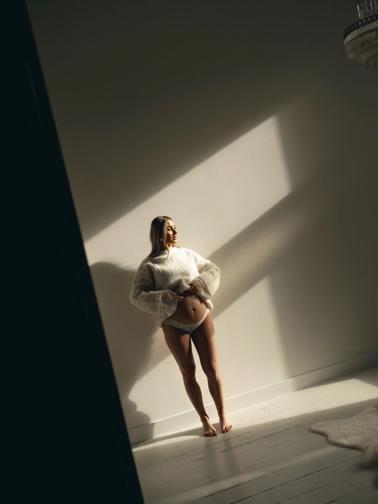 Ze zeggen dat je lichaam verandert tijdens een zwangerschap.

Maar kijk nog eens.

Zie wat er gebeurt wanneer een vrouw
niet probeert kleiner te worden in die verandering.

Hoe ze staat.
Hoe ze haar lichaam draagt, niet verstopt, maar aanwezig.

Also