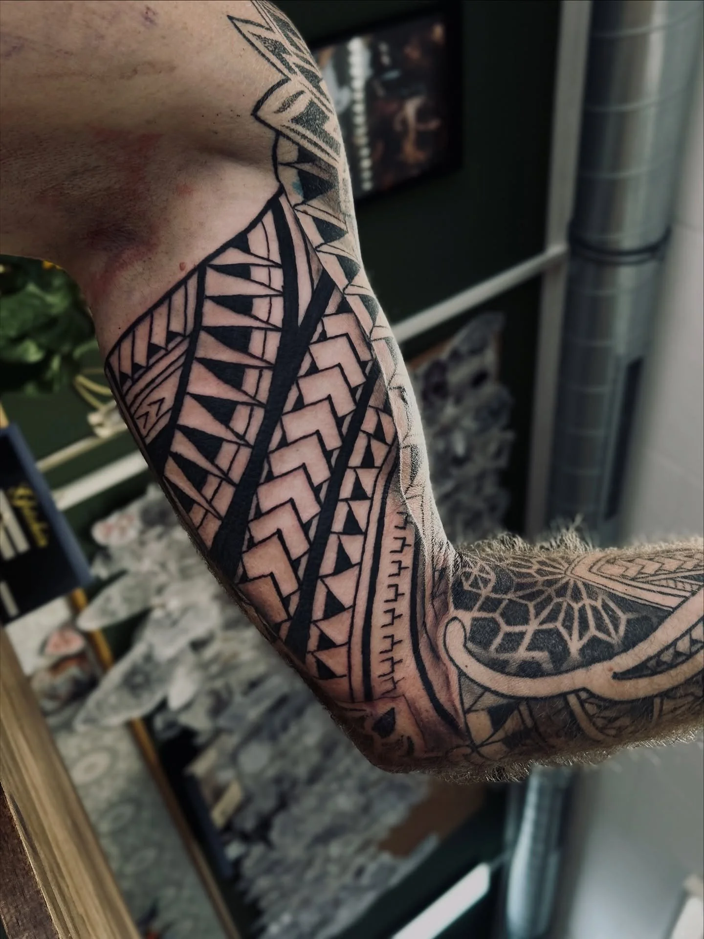 Einer meiner Lieblingsstyles 🔥
Wenn du auf sowas stehst &ndash; schreib mir ne DM oder buch direkt &uuml;ber meine Website (Link in Bio).

Lass uns was kreieren, das sich wie ne R&uuml;stung perfekt an dich anpasst 🖤

Done with
@inkvipercartridges 