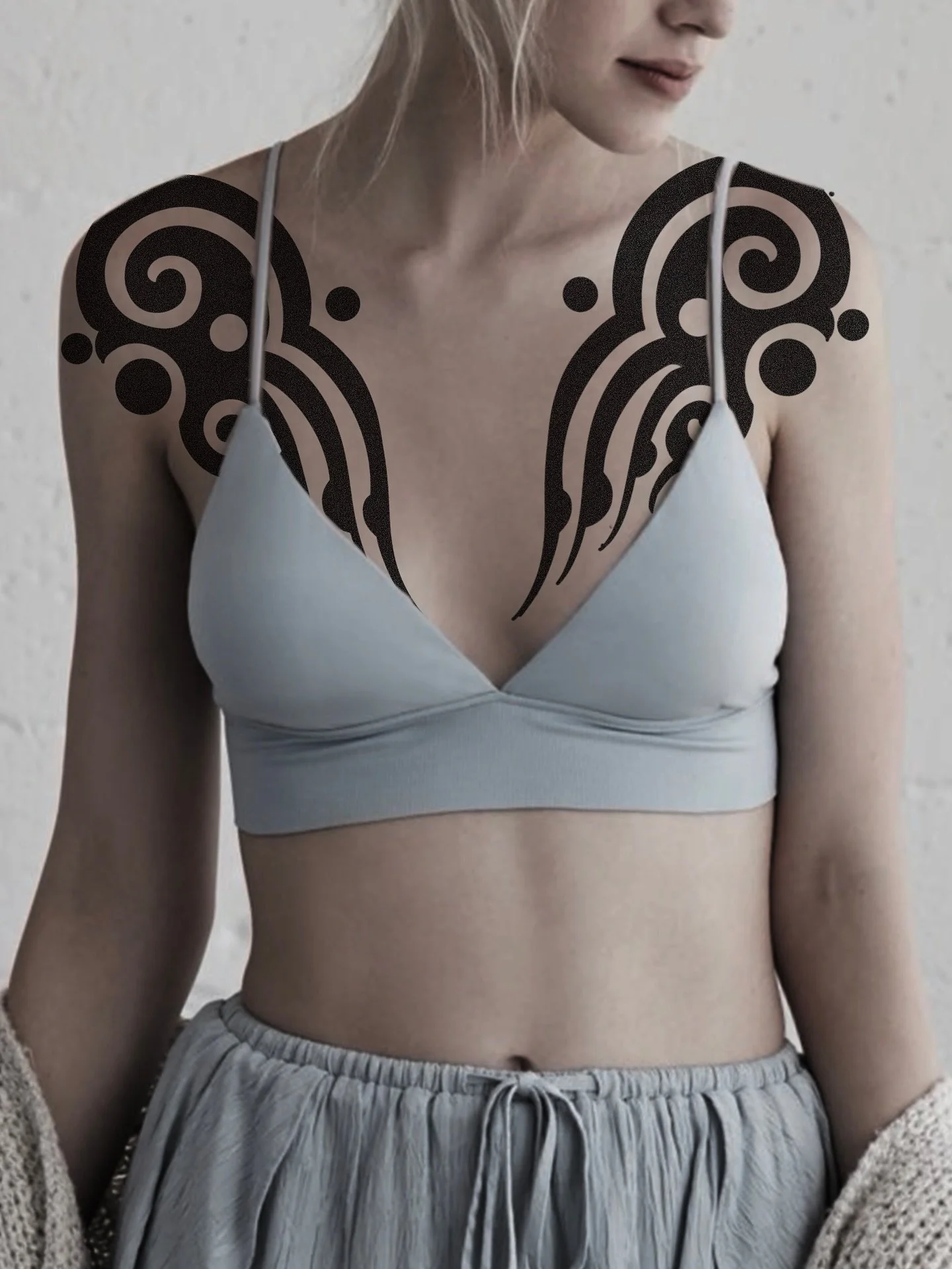 &bull; Dekollet&eacute; concept available &bull;
Who&rsquo;s ready for this one? 👀
I&rsquo;ve been exploring new shapes and flow to design projects that fit perfectly on both male and female bodies.

If you feel it, send me a DM or book directly thr