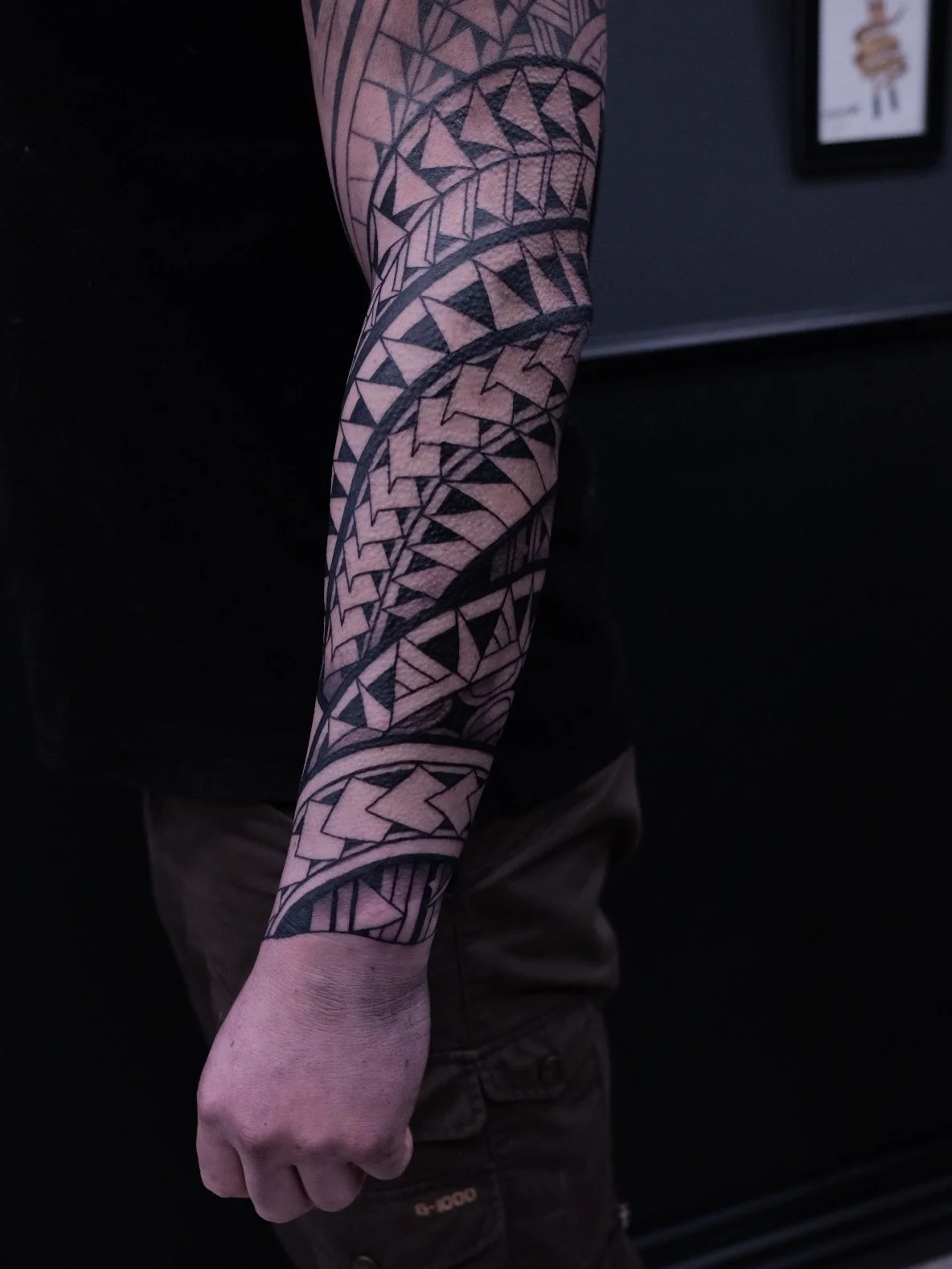 Sleeve in Arbeit.
Tausend Dank an Philip, dass du den weiten Weg auf dich genommen hast, um dich von mir t&auml;towieren zu lassen 🖤

Buchungen f&uuml;r 2026 sind offen.
Schreib mir eine DM 

Done with
@inkvipercartridges 
@vladbladirons 
@starbutte