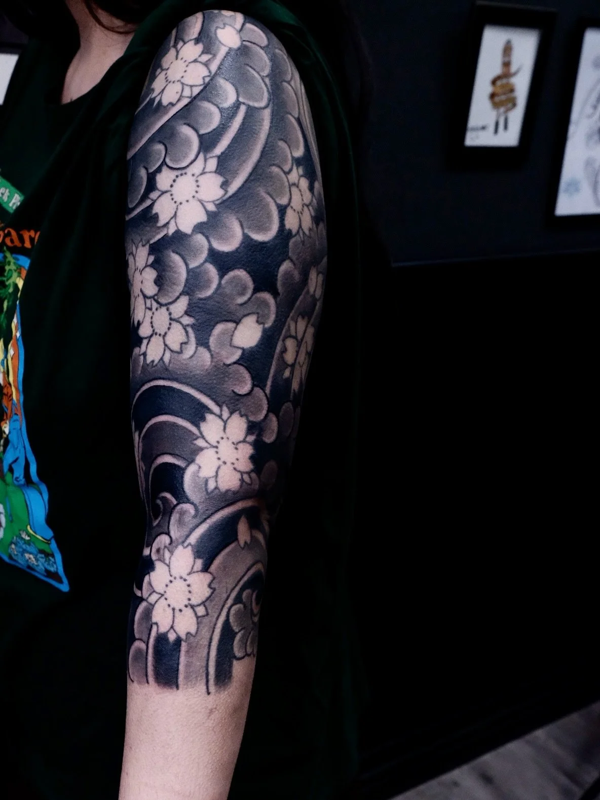 Not my usual style, but still black as base.

I like trying new things and honestly I&rsquo;m really happy with how this is going so far.
Now we gotta decide: color on the flowers or keep it black and grey?

Big thanks to my client for traveling all 