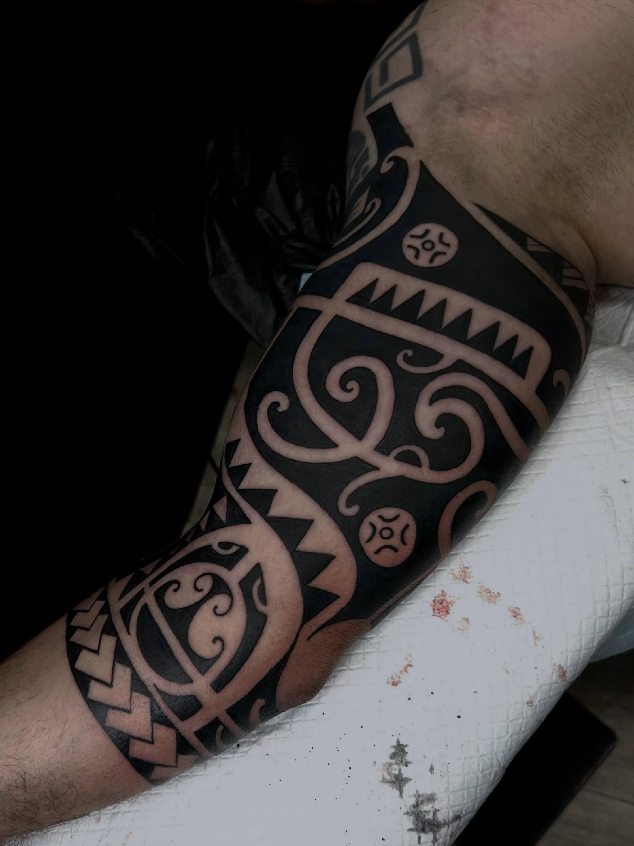 Vielen Dank f&uuml;r dein Vertrauen 🙏 
Dieses Projekt hat mir echt richtig Spa&szlig; gemacht.

Genau solche Tattoos w&uuml;rde ich gerne &ouml;fter machen. 
Wenn du Interesse an etwas &Auml;hnlichem hast, schreib mir einfach eine Nachricht 🔥
&mdas