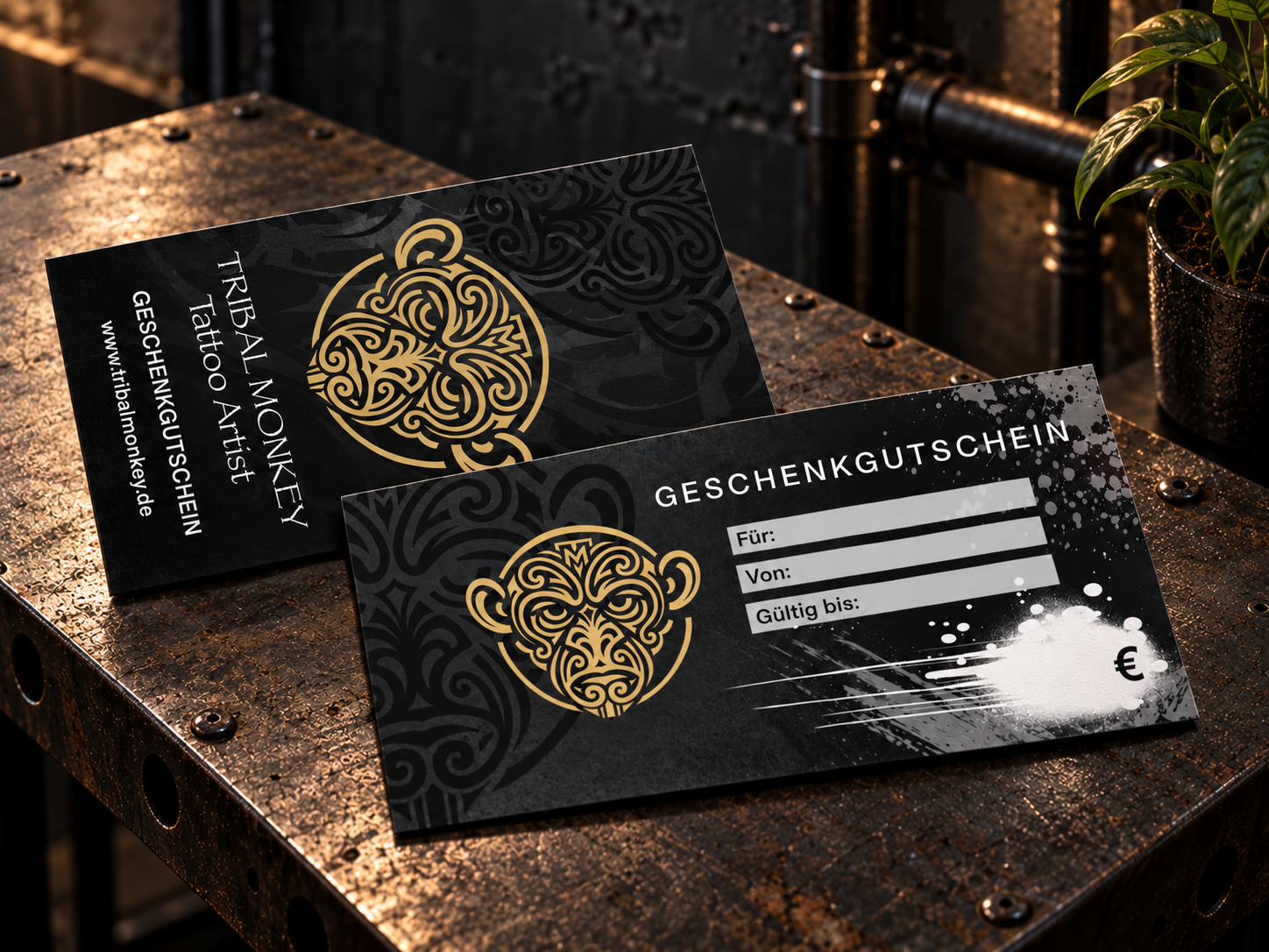 Tribal Monkey Gutscheine auf Metallwerkbank.png