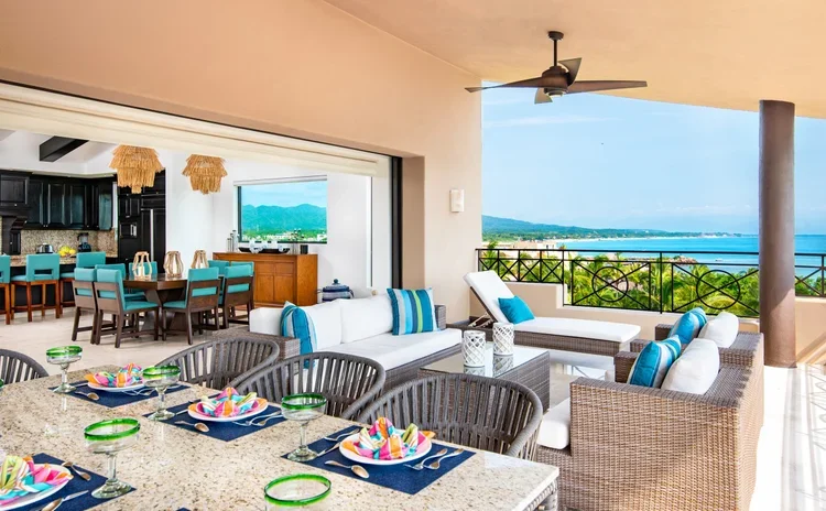 Foto de comedor y sala con vista al mar.webp