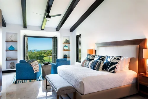 Cama con dos sillones.webp