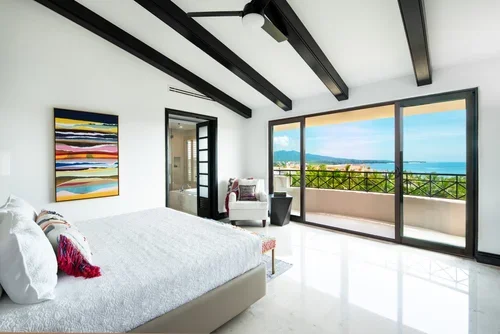 Recamara con vista al mar.webp