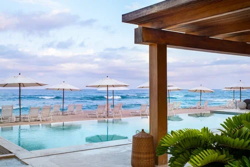 Alberca con vista a la playa.webp