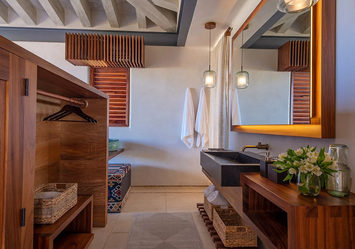 20_CasaRoka_Guest-2-Bath.jpg