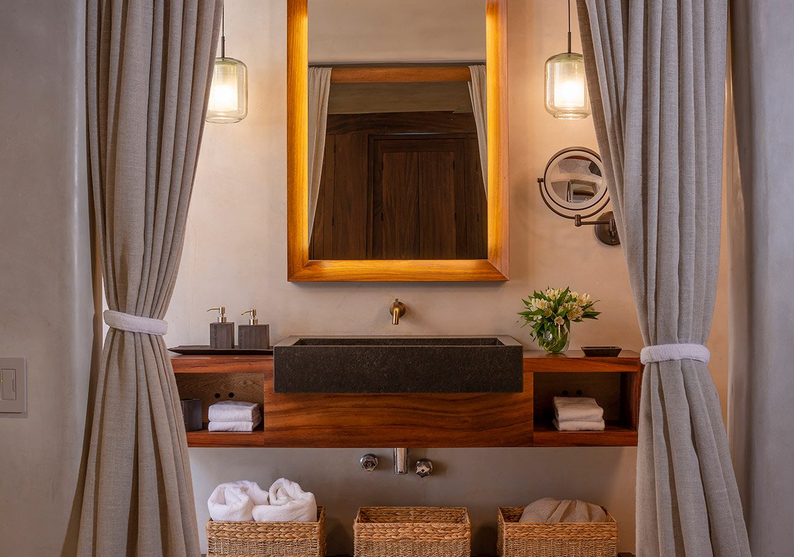 18_CasaRoka_Guest-1-Bath.jpg