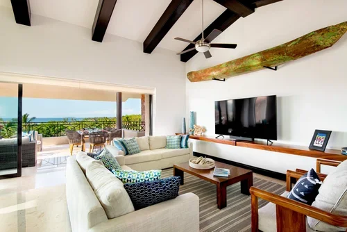 Sala con TV y vista al mar.webp