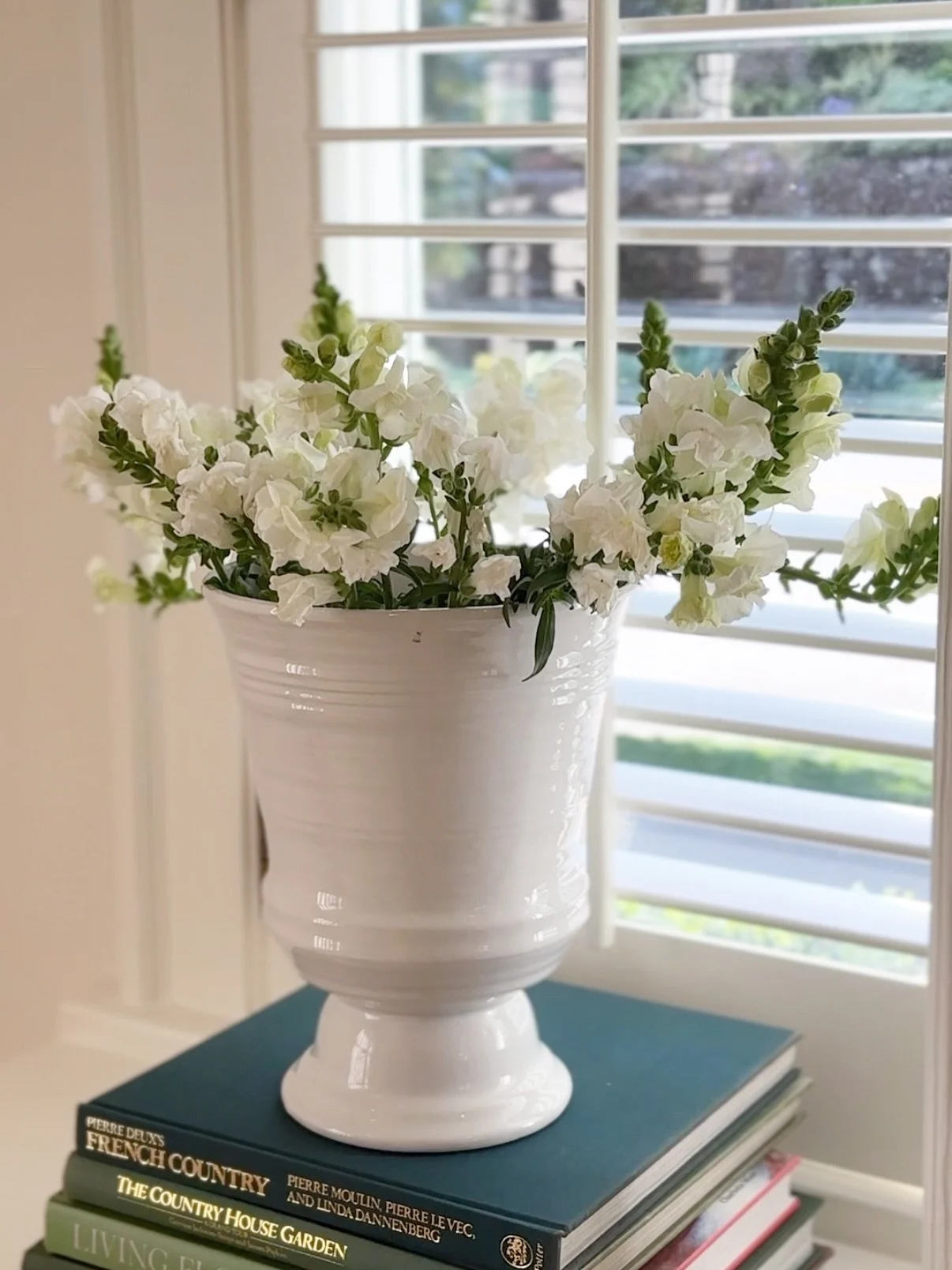 Creating layers through texture, color, and accessories. Fresh flowers, curated books, and timeless accents make this space shine. A perfect balance of classic and modern interior design. ✨
#InteriorStylingIdeas #TimelessHome #DecorDetails #Interior