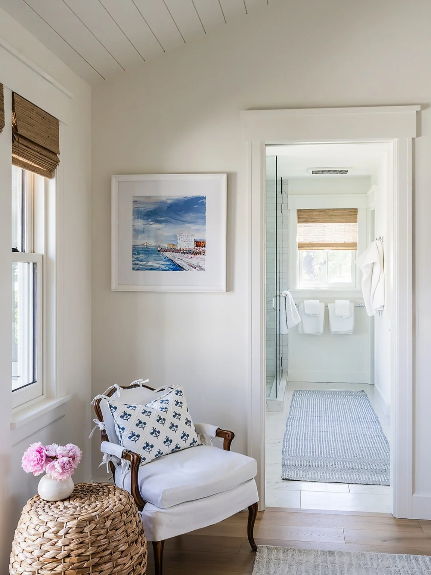 A quiet corner that flows right into a light-filled bath ✨🌸 Soft textures, fresh blooms, and natural light make this space feel calm, welcoming, and oh-so-inviting. Proof that the little details bring the biggest comfort
📸 @audiss_authentic 
#Coz