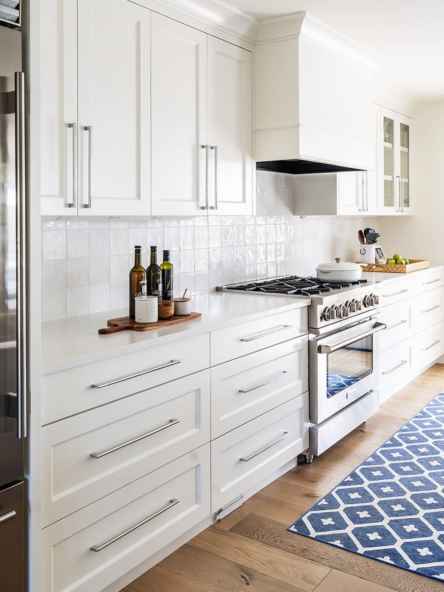 Bright, timeless, and functional 🤍✨ This white kitchen design balances classic shaker cabinets, warm wood floors, and polished finishes for a space that feels both elevated and inviting. The perfect blend of style + function for everyday living.
#K