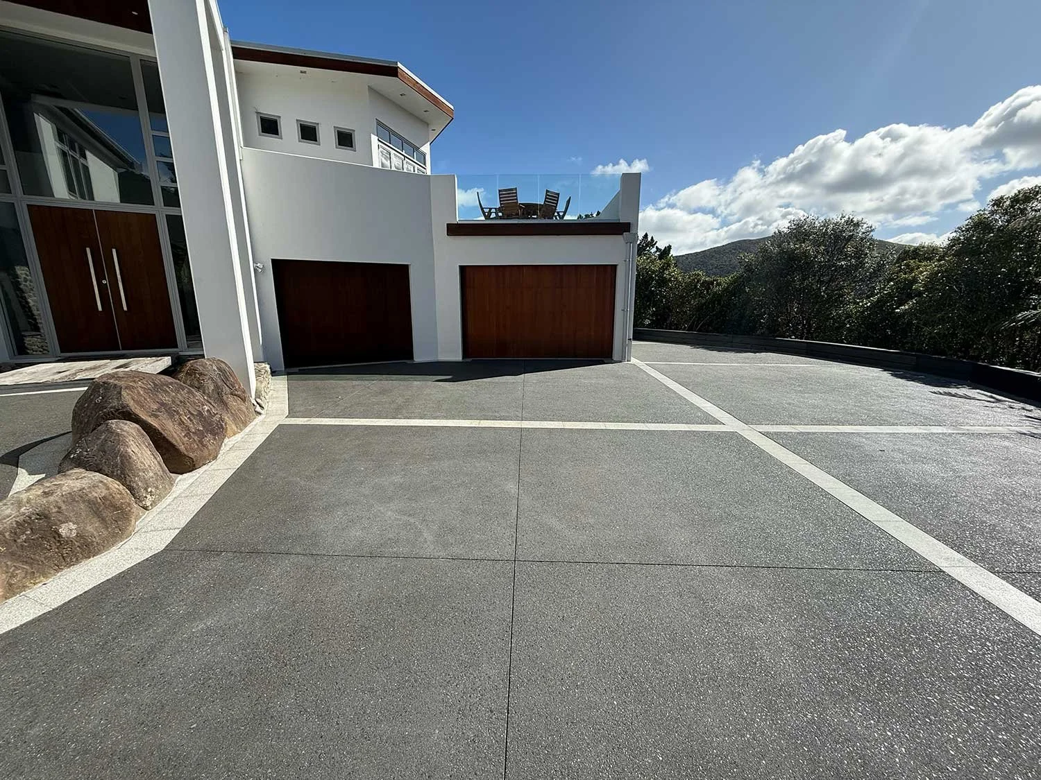 5-Normandale---Driveway,-Exposed-Aggregate,-3_-black-oxide,-Paved-bordered-edging-with-grids,-sealed.jpg