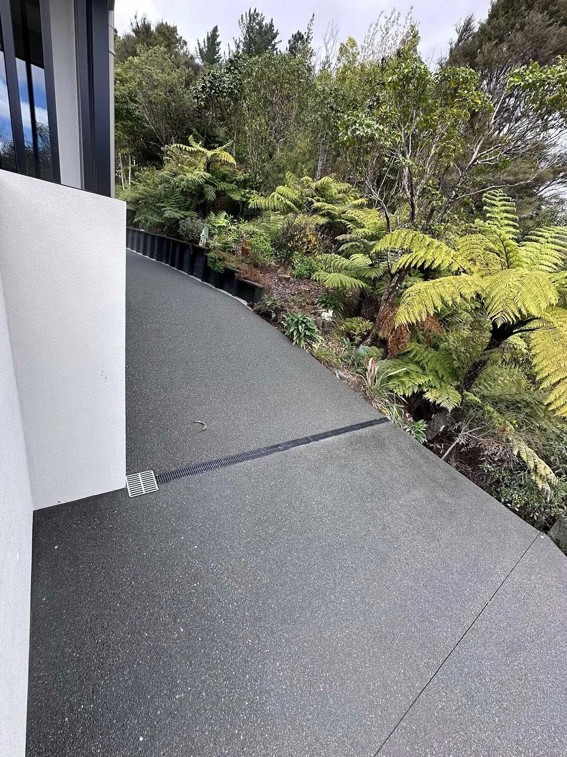 1f-Stokes-Valley---Driveway---Exposed-Aggregate,-3_black-oxide,-sealed.jpg