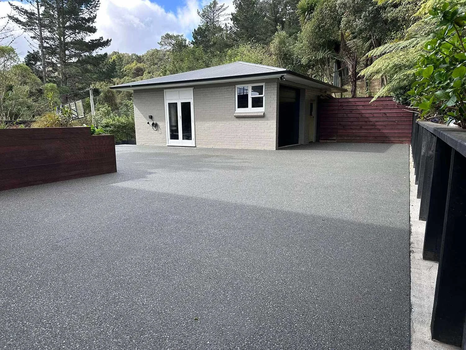 1g-Stokes-Valley---Driveway---Exposed-Aggregate,-3_black-oxide,-sealed.jpg