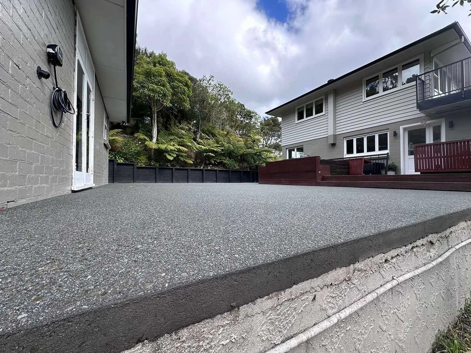 1j-Stokes-Valley---Driveway---Exposed-Aggregate,-3_black-oxide,-sealed.jpg
