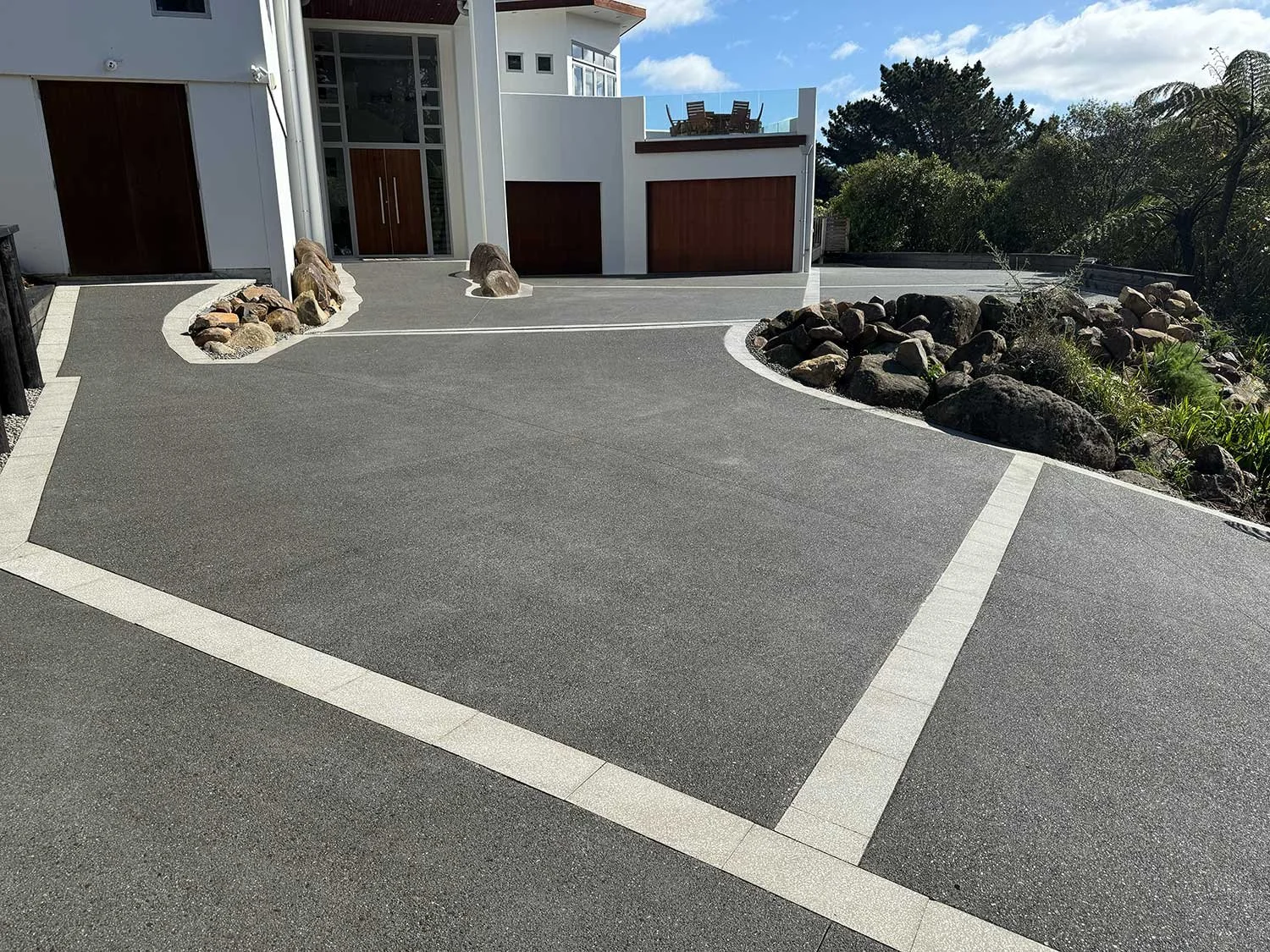 3-Normandale---Driveway,-Exposed-Aggregate,-3_-black-oxide,-Paved-bordered-edging-with-grids,-sealed.jpg