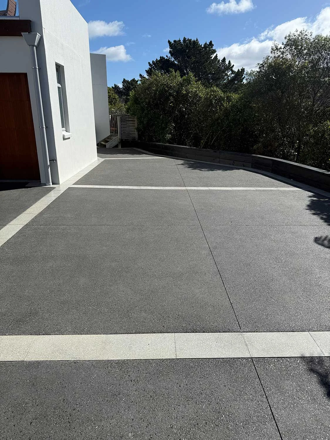 6-Normandale---Driveway,-Exposed-Aggregate,-3_-black-oxide,-Paved-bordered-edging-with-grids,-sealed.jpg
