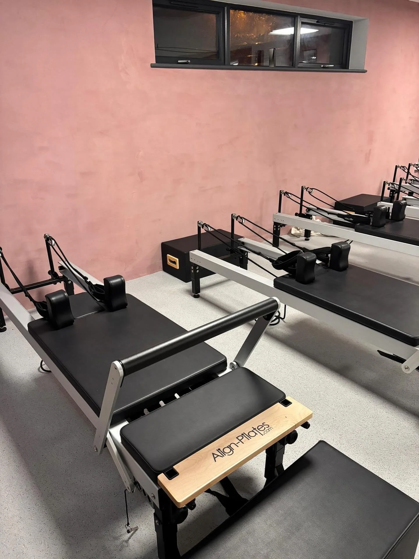 ✨ New to Reformer Pilates? Let&rsquo;s ease you in, step by step. ✨
Here&rsquo;s how we&rsquo;ll guide you through your first sessions at Zest ⤵️
1️⃣ Get to know the reformer &mdash; your new best friend!
2️⃣ Learn the springs and how they shape your