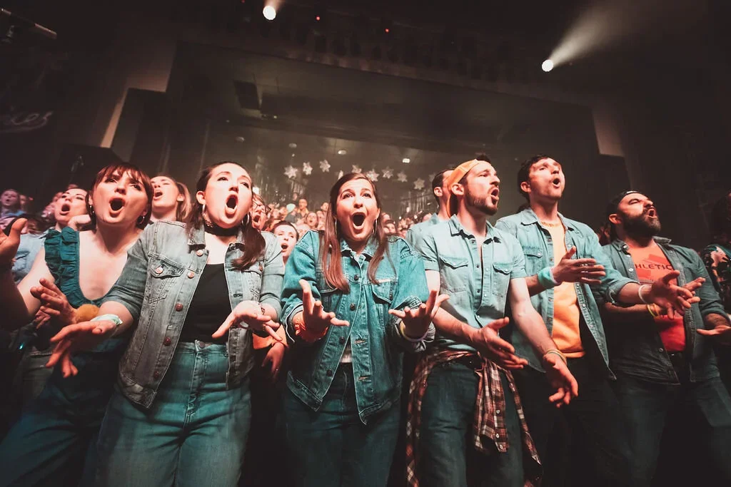 Un groupe de chanteurs partage un moment plein d’énergie