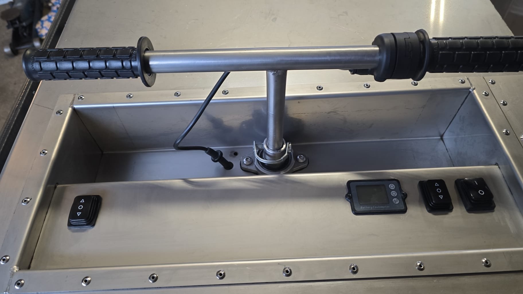 Steering system for electric tackbox
stuur voor elektrische councourskast
stuur voor elektrische zadelkast