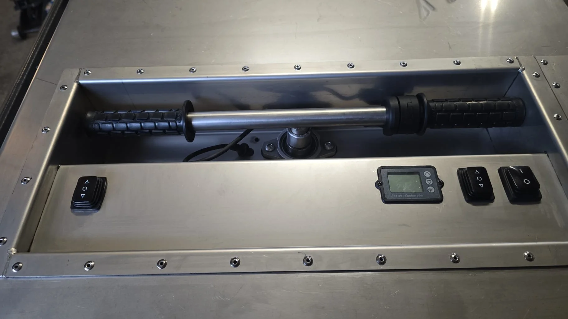 Dashboard with in height adjustable steer for electric tackbox
dashboard voor elektrische concourskast