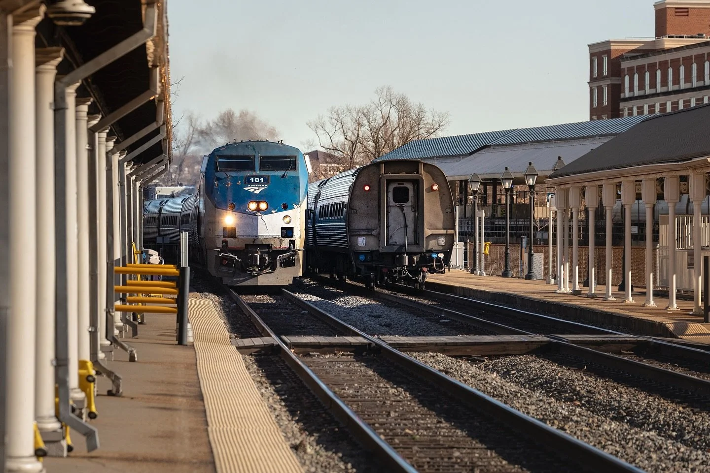 One coming and one going. Always some place to go! @amtrak @amtrakva @canonusa 

#amtrak #canonphotography