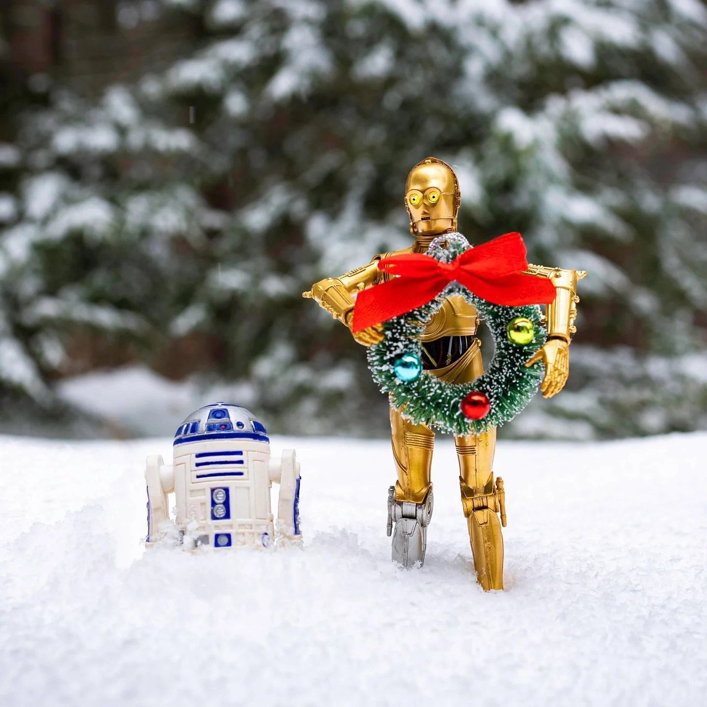 C-3PO and R2-D2 getting the wreath to the Millennium Falcon! @starwars