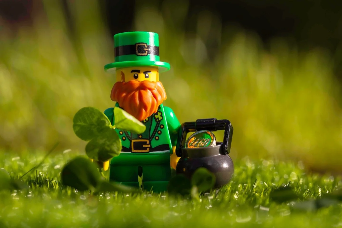 The Leprechaun with his pot of gold and shamrocks!

#LegoPhotography #ToyPhotography #stpatrick #irish