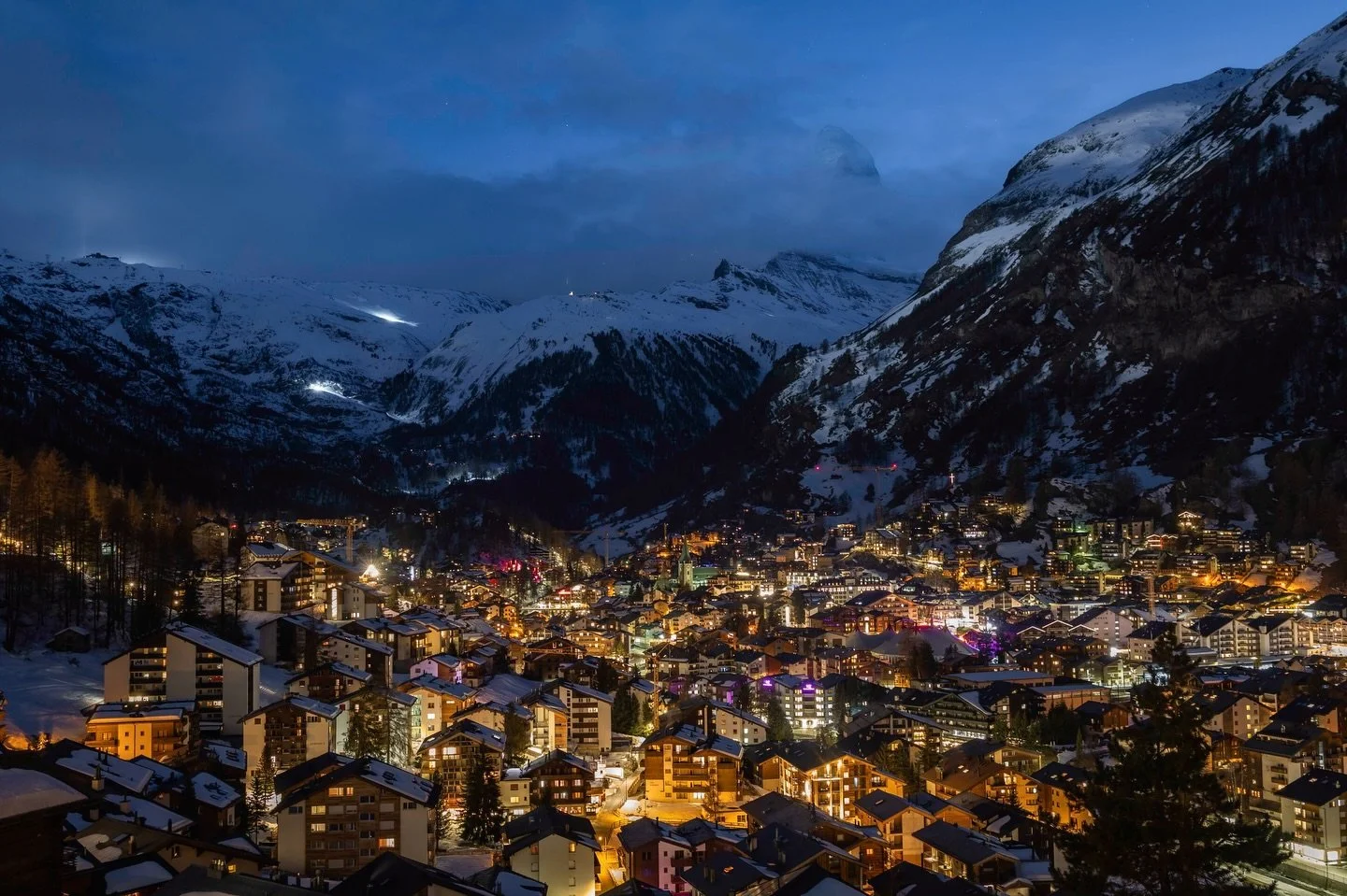 Welcome to Zermatt! We arrived around sunset and then took the @gornergrat to the Matterhorn on the following day!
One of the last photos shows the @perren.zermatt our hotel we stayed at!

#travelphotos #canonr6 #matterhorn #gornergrat